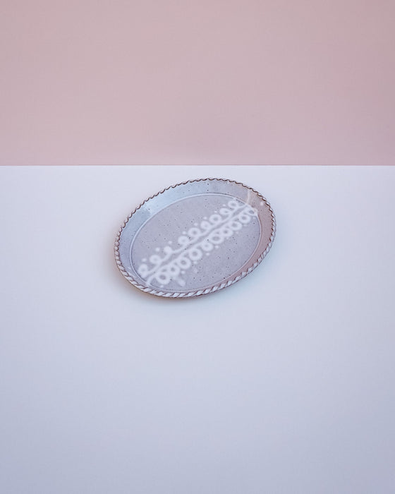 Medium oval plate in white glaze - slipware - Fodder