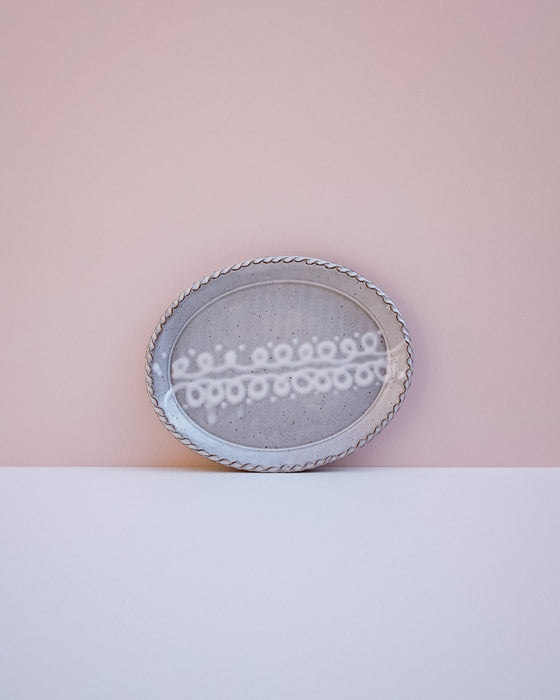 Medium oval plate in white glaze - slipware - Fodder
