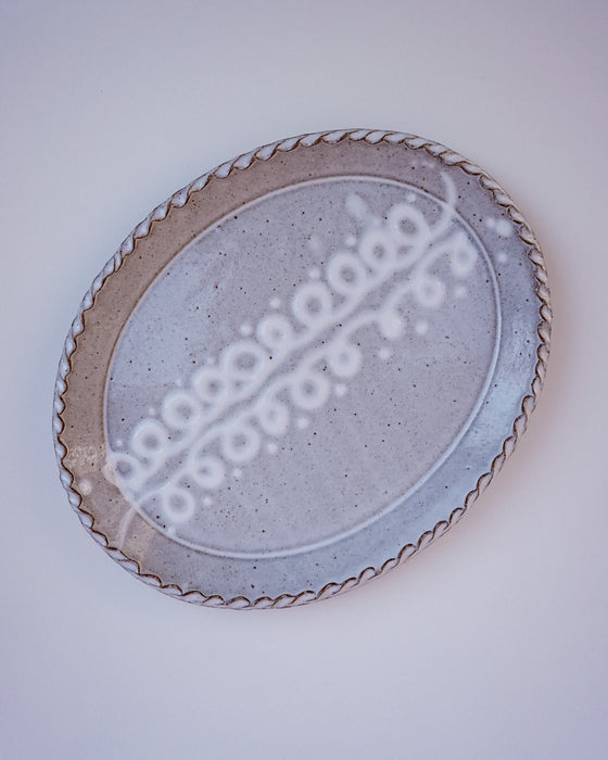 Medium oval plate in white glaze - slipware - Fodder